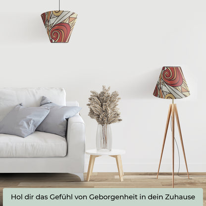Wogati Lampenschirm mit abstraktem Muster in warmen Rottönen, stilvoll ins Wohnzimmer integriert.
